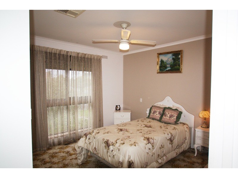 8 Chiffley Avenue, Kangaroo Flat VIC 3555