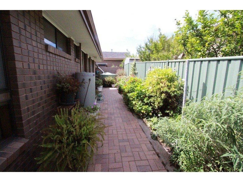 2/21 Steane Street, Kennington VIC 3550