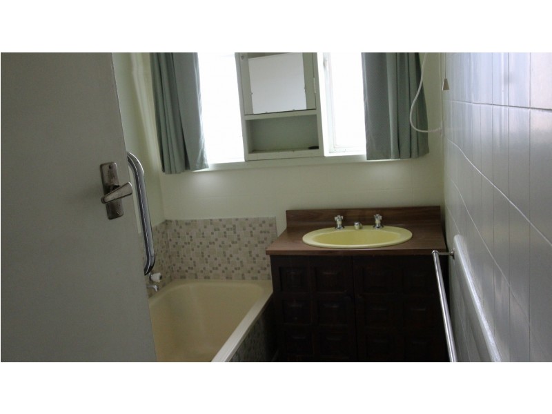 11 Leonard Avenue, Flora Hill VIC 3550