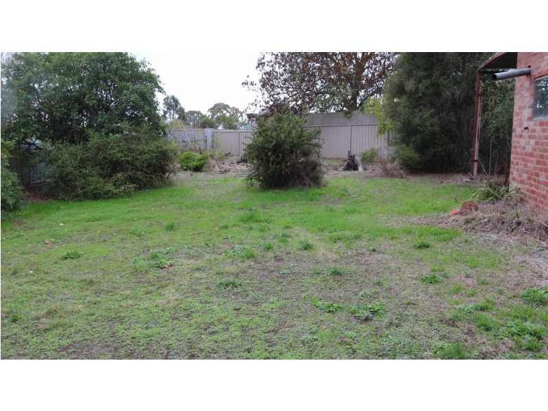 11 Leonard Avenue, Flora Hill VIC 3550