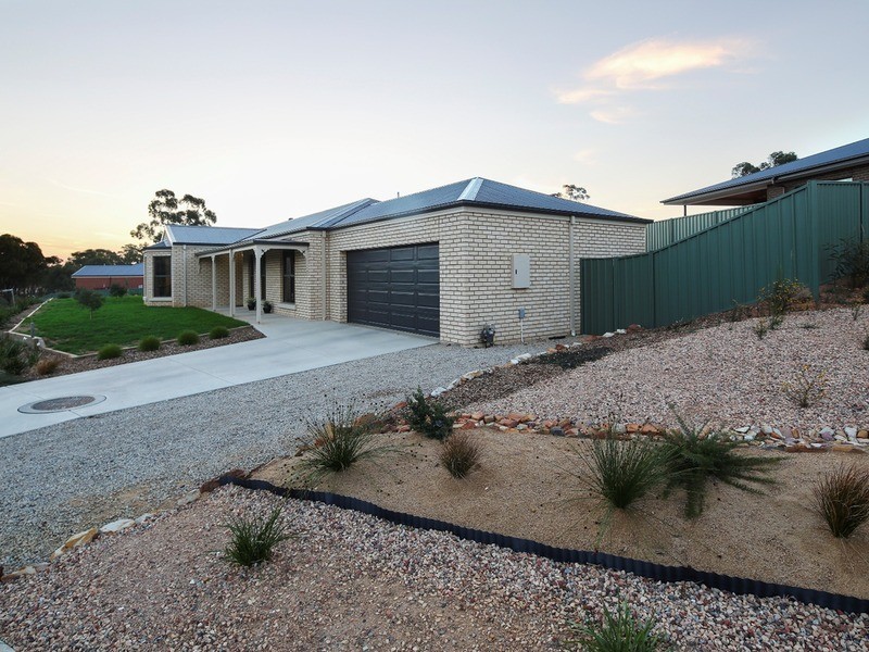 34 Janelle Drive, Maiden Gully VIC 3551