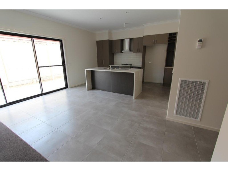 2/67-71 Osborne Street, Flora Hill VIC 3550