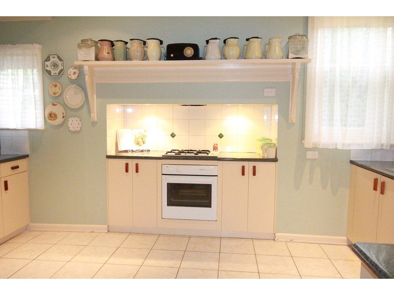 2 Dungey Avenue, Flora Hill VIC 3550