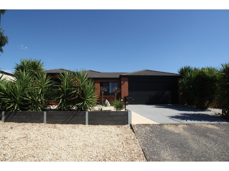14 Falcon Drive, California Gully VIC 3556