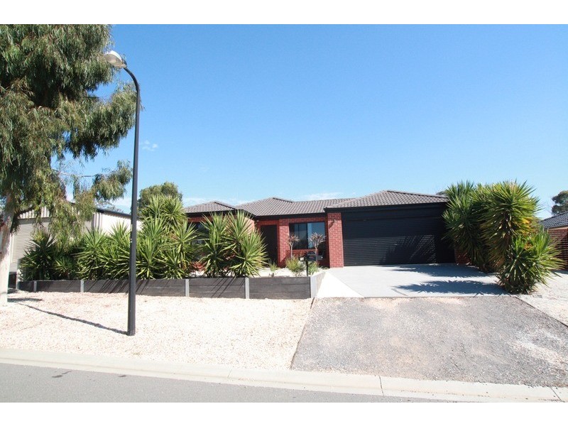 14 Falcon Drive, California Gully VIC 3556