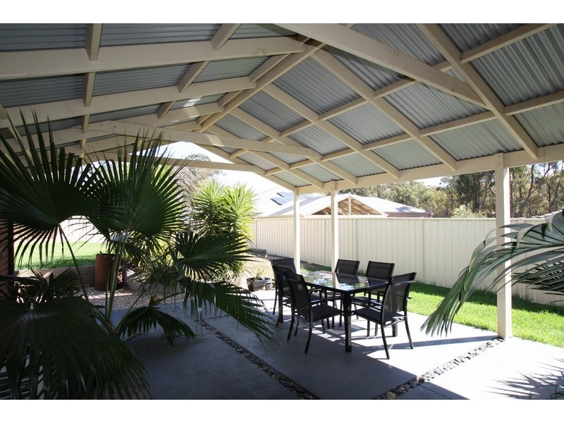 14 Falcon Drive, California Gully VIC 3556