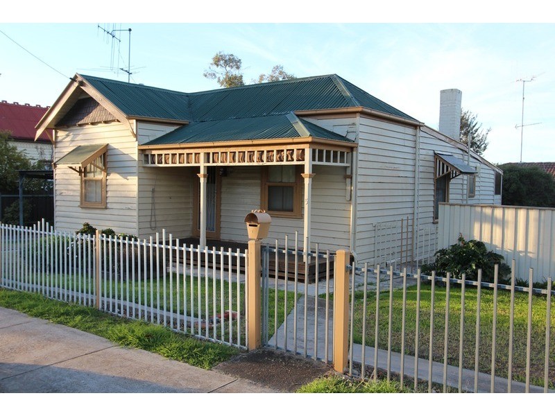 5 Beech  Street, Golden Square VIC 3555