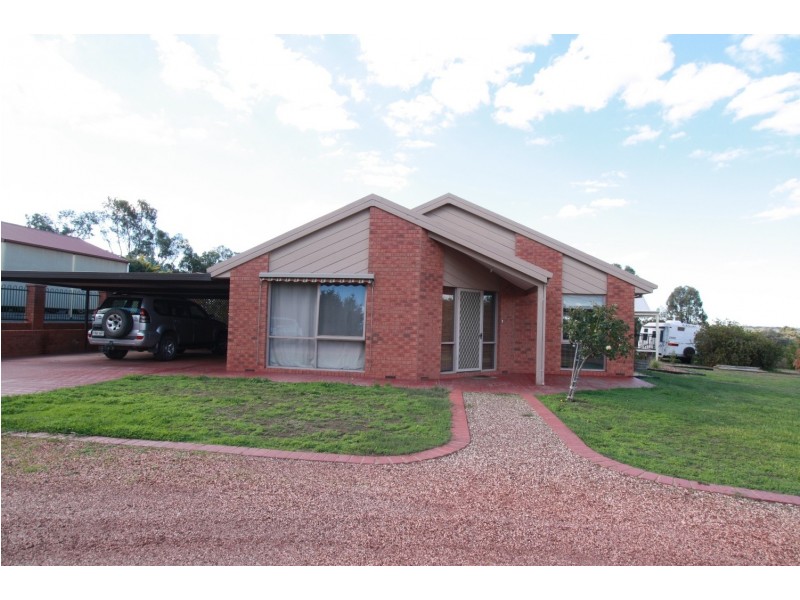 33 Emmaline Drive, Maiden Gully VIC 3551