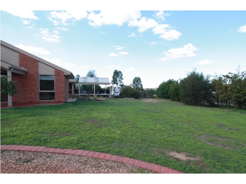 33 Emmaline Drive, Maiden Gully VIC 3551
