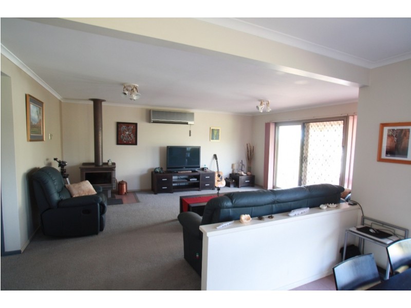 33 Emmaline Drive, Maiden Gully VIC 3551