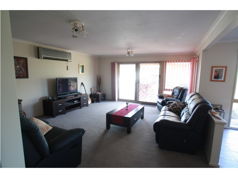 33 Emmaline Drive, Maiden Gully VIC 3551