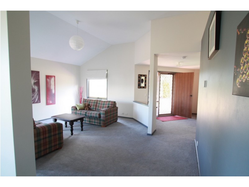 33 Emmaline Drive, Maiden Gully VIC 3551