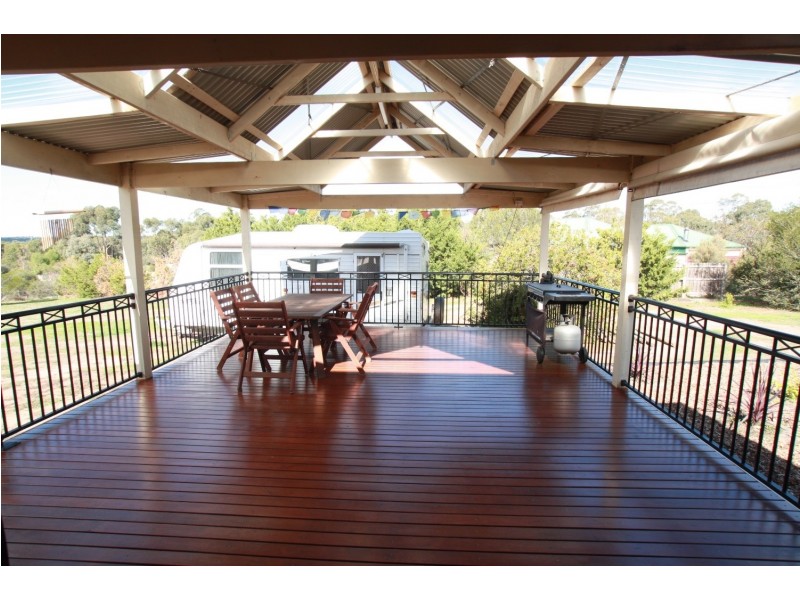 33 Emmaline Drive, Maiden Gully VIC 3551