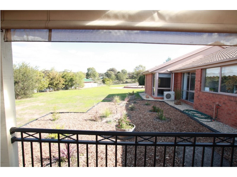 33 Emmaline Drive, Maiden Gully VIC 3551