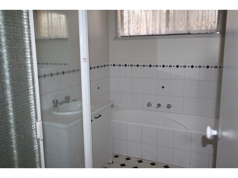 2/24 Retreat Road, Flora Hill VIC 3550