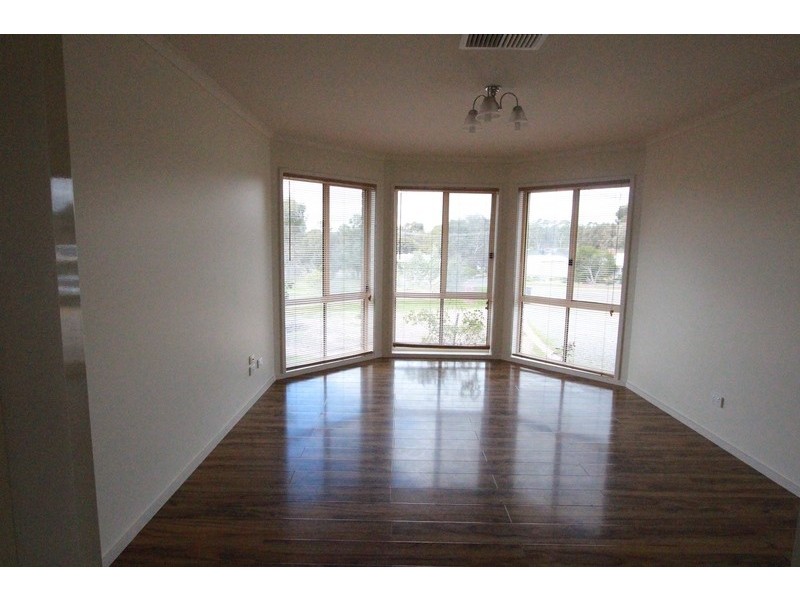 8 Settlers Place, Maiden Gully VIC 3551