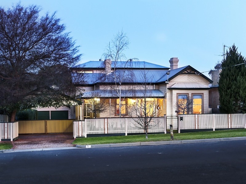 1 Malcolm Street, Quarry Hill VIC 3550