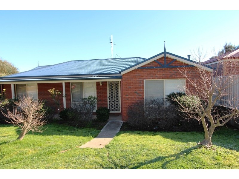 7 Goodenia Avenue, Kangaroo Flat VIC 3555