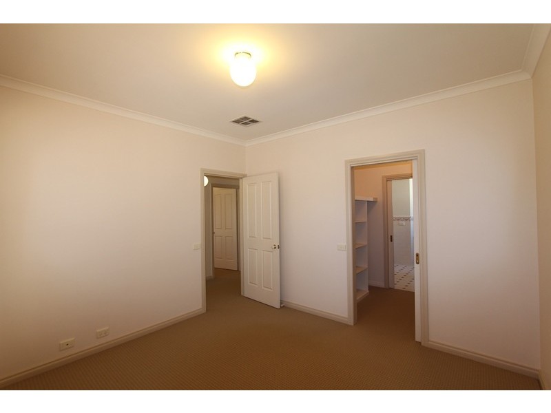 15b Somerville Street, Flora Hill VIC 3550