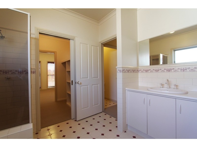 15b Somerville Street, Flora Hill VIC 3550