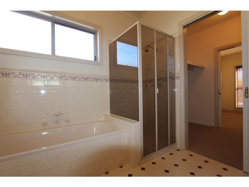 15b Somerville Street, Flora Hill VIC 3550