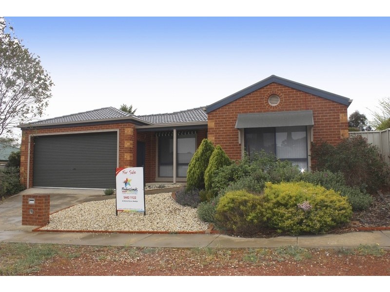 11 Goodenia Avenue, Kangaroo Flat VIC 3555