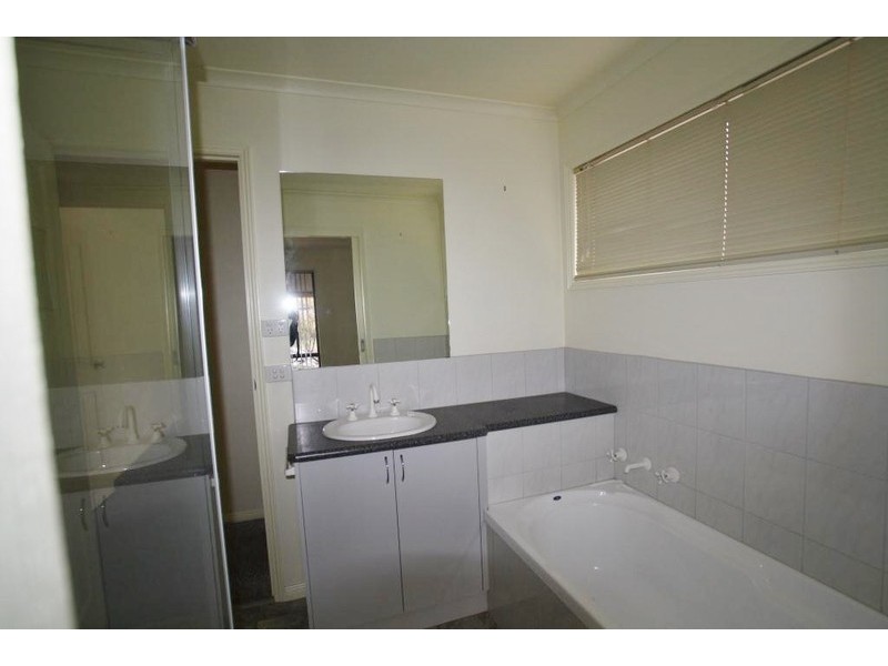 11 Goodenia Avenue, Kangaroo Flat VIC 3555