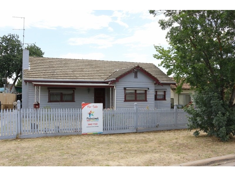 4 School St, California Gully VIC 3556