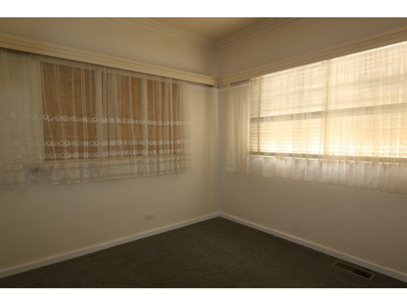 4 School St, California Gully VIC 3556