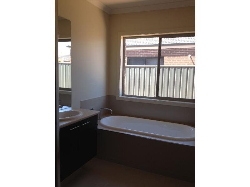 85 Greenfield Drive, Epsom VIC 3551