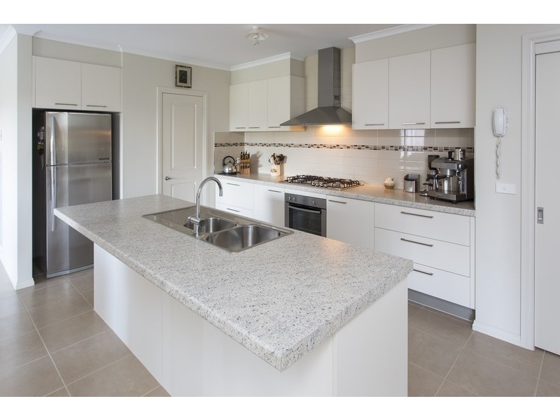 11 Bettys Avenue, Junortoun VIC 3551