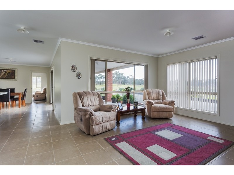 11 Bettys Avenue, Junortoun VIC 3551