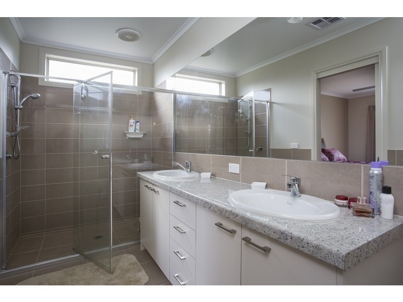 11 Bettys Avenue, Junortoun VIC 3551