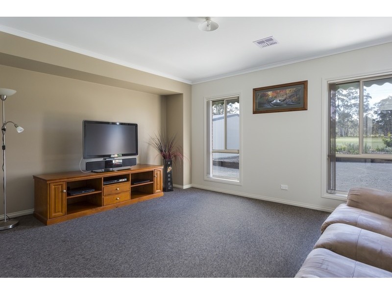 11 Bettys Avenue, Junortoun VIC 3551