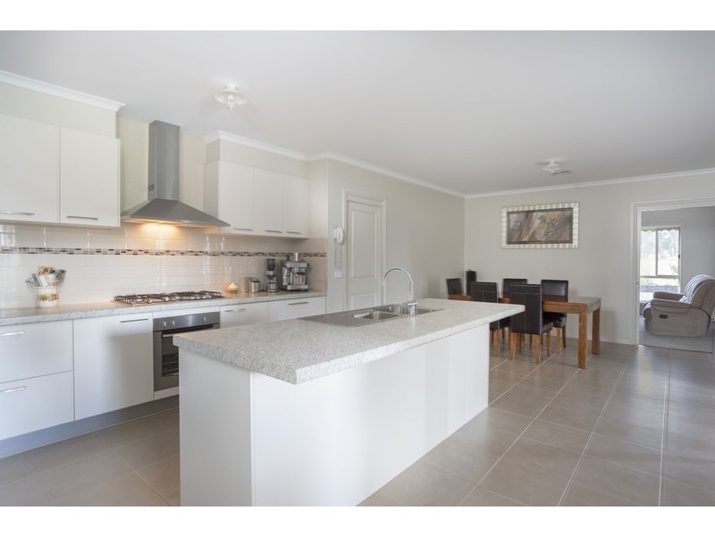 11 Bettys Avenue, Junortoun VIC 3551