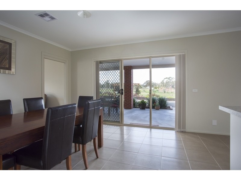 11 Bettys Avenue, Junortoun VIC 3551