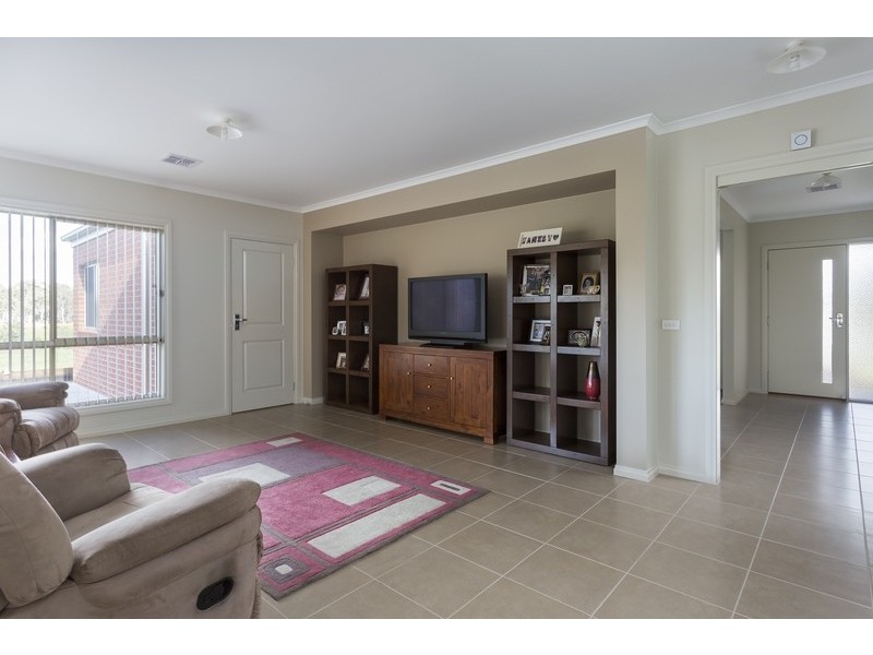 11 Bettys Avenue, Junortoun VIC 3551