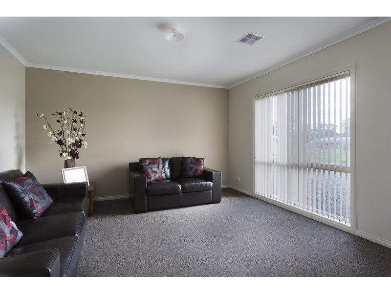 11 Bettys Avenue, Junortoun VIC 3551