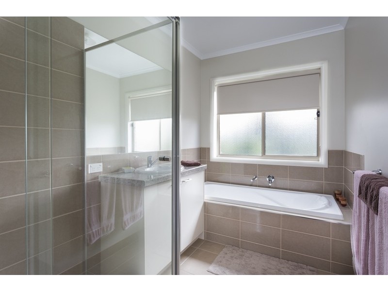 11 Bettys Avenue, Junortoun VIC 3551