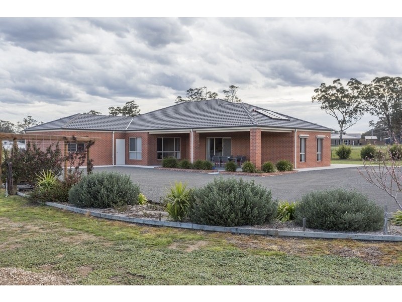 11 Bettys Avenue, Junortoun VIC 3551