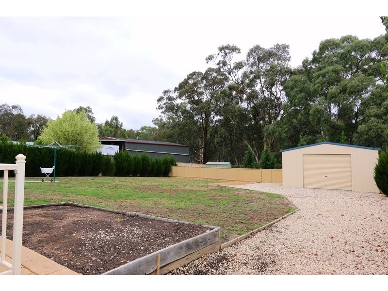 25 Pioneer Drive, Maiden Gully VIC 3551