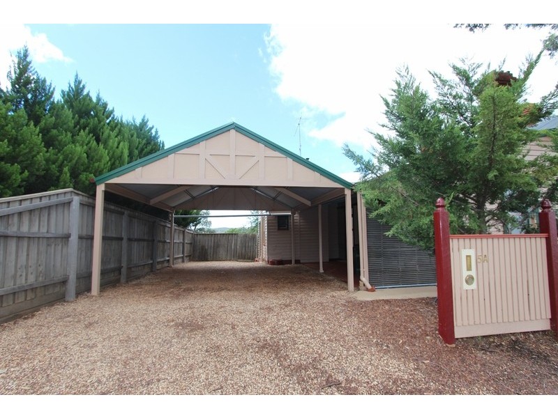 5a Harkness Street, Quarry Hill VIC 3550