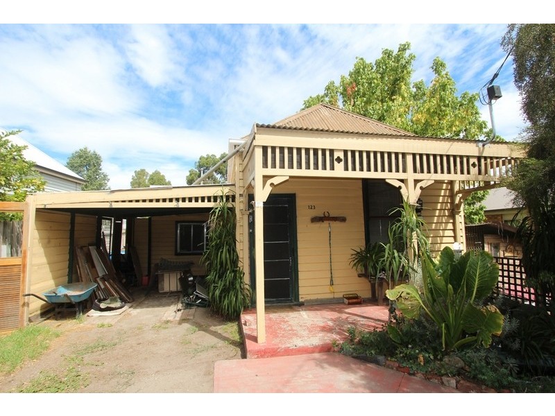123 Eaglehawk Road, Long Gully VIC 3550