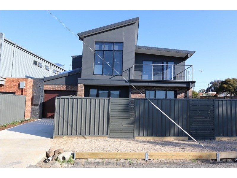 2/49 Little Breen Street, Quarry Hill VIC 3550