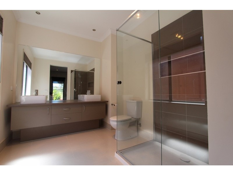 2 Tununga Circuit, Kangaroo Flat VIC 3555