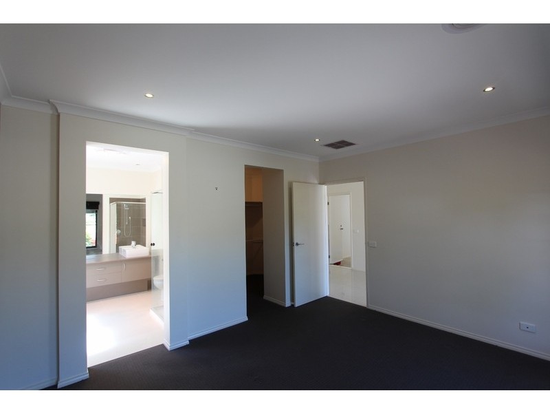 2 Tununga Circuit, Kangaroo Flat VIC 3555