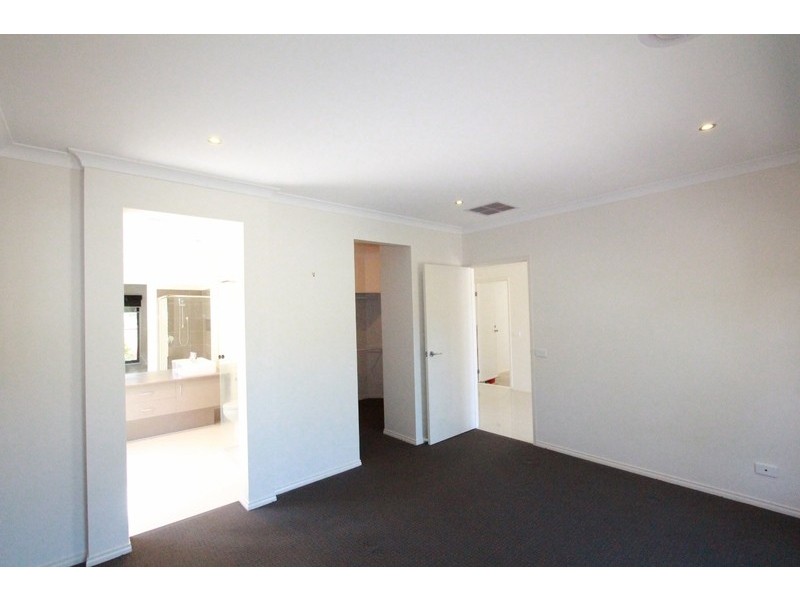 2 Tununga Circuit, Kangaroo Flat VIC 3555