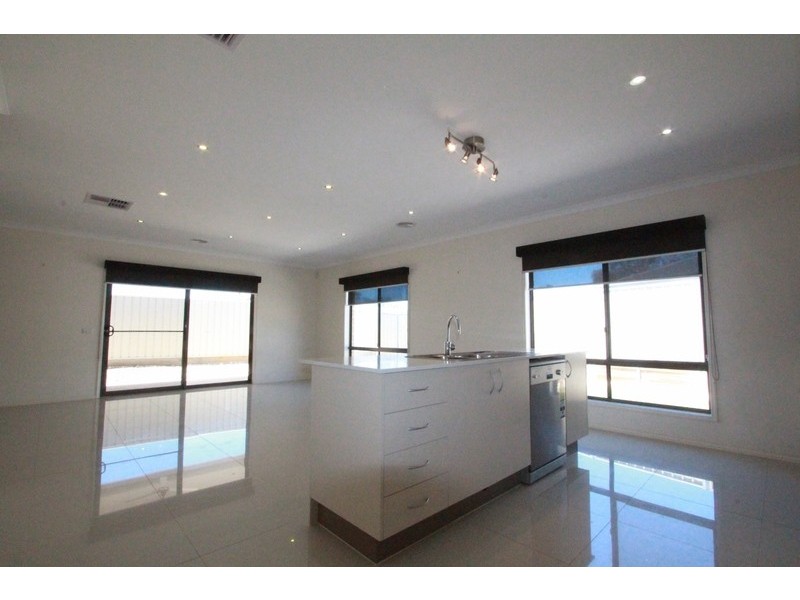 2 Tununga Circuit, Kangaroo Flat VIC 3555
