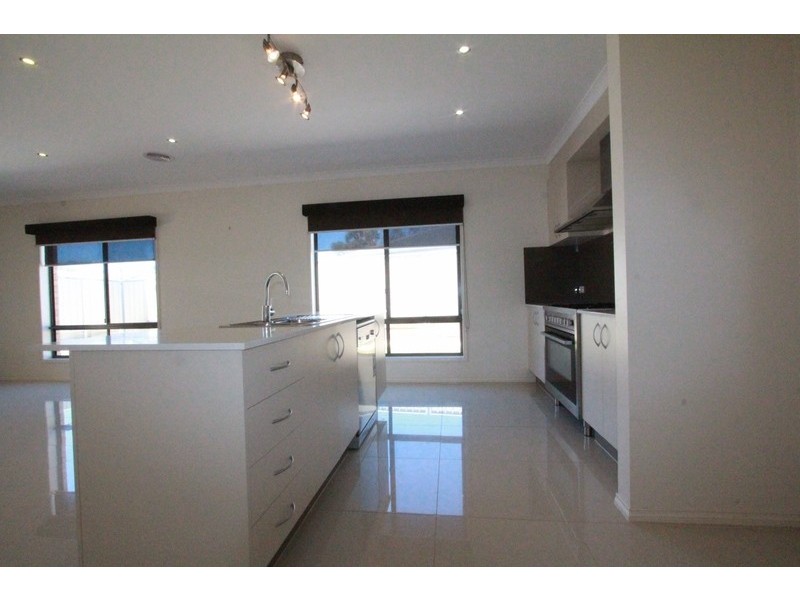 2 Tununga Circuit, Kangaroo Flat VIC 3555