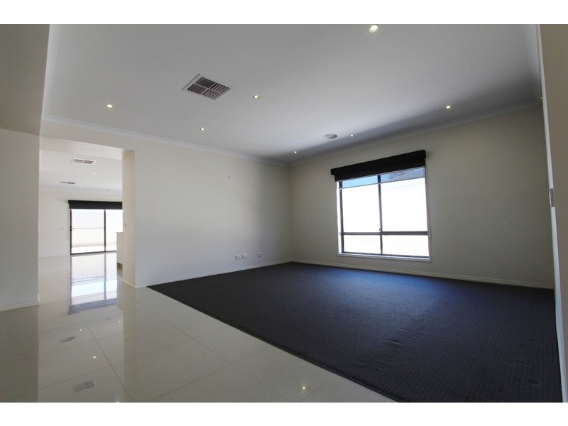 2 Tununga Circuit, Kangaroo Flat VIC 3555